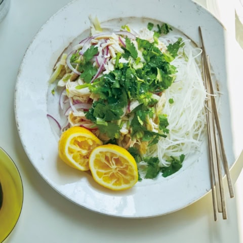 「柑橘」を使って爽やか＆ヘルシー料理！『レモンと蒸し鶏のハーブビーフン』のレシピ