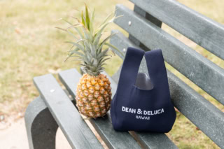 【ディーン＆デルーカ（DEAN & DELUCA）】カカアコ・コウラ店の限定はニット素材。裏にはハワイ諸島が描かれています。30ドル。