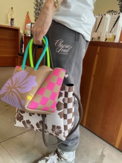 【ラス・オリタス（Las 0litas）】使用感ありで失礼します。あべゆき私物です。ネオンカラーのストラップも丈夫で持ちやすいんです！ウェットスーツなどにも使用されるネオプレン素材で軽くて丈夫です。次はパソコンが入るサイズを狙ってます！　ローカル雑誌「ホノルルマガジン」では、Best Beach and Beyond Bag of Honolulu 2024にも選ばれたそう。（写真は「at Dawn」にて。現在、写真のデザインのバッグは販売していません）