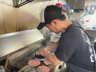 【Carl OG3 Burger Shop】ムギューッとつぶし焼きしていますね。昼間は「カール・おじさん・バーガーショップ」、夜は人気のジャパニーズ焼肉「義」。いわゆる二毛作の店舗です。