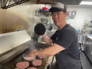【Carl OG3 Burger Shop】こちらが店主のカール氏です。キッチンに潜入！ この重そうなミートプレスを使ってスマッシュしますよ。