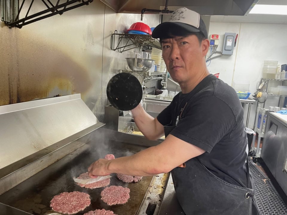 【Carl OG3 Burger Shop】こちらが店主のカール氏です。キッチンに潜入！ この重そうなミートプレスを使ってスマッシュしますよ。