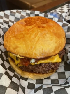 【Carl OG3 Burger Shop】THE ONEは14.49ドル。チーズの上にチラリとのぞく赤いモノが、ベーコントマトジャム。パティとのハーモニーがたまりません！