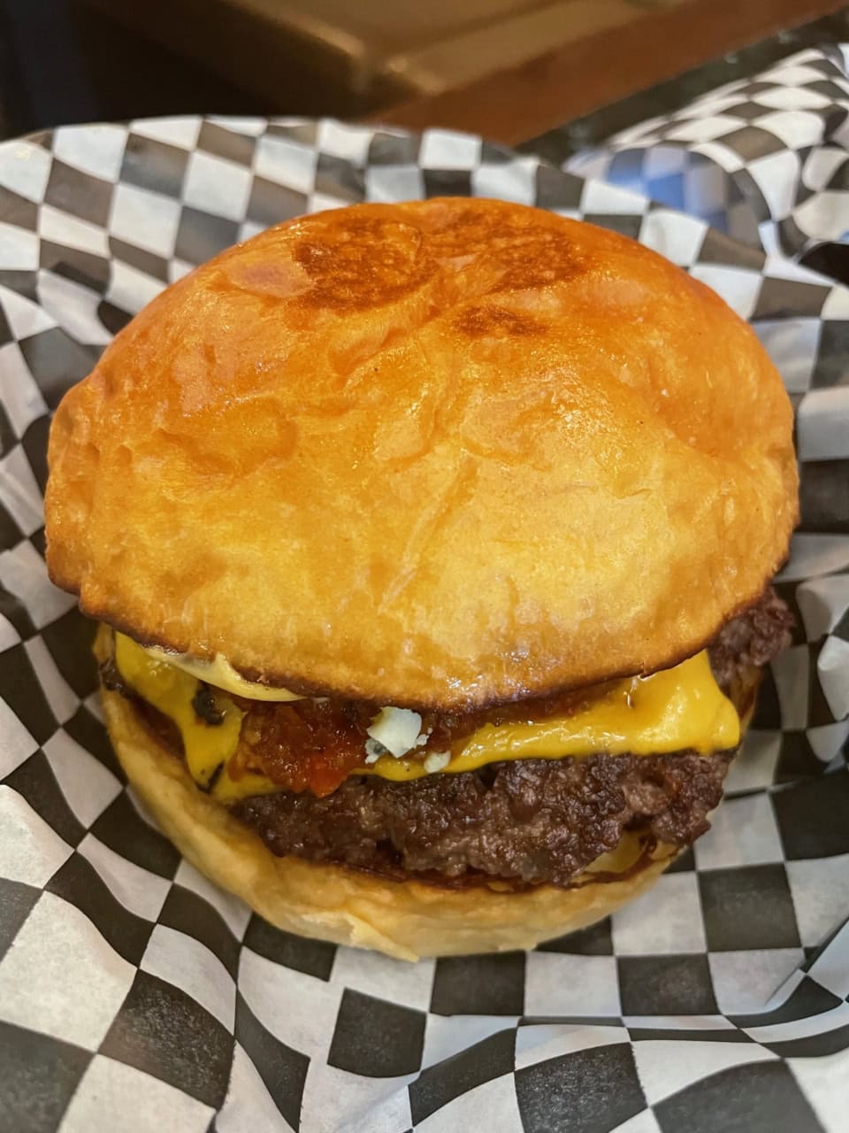 【Carl OG3 Burger Shop】THE ONEは14.49ドル。チーズの上にチラリとのぞく赤いモノが、ベーコントマトジャム。パティとのハーモニーがたまりません！
