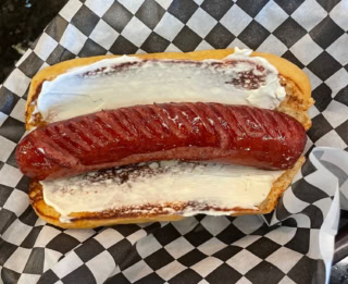 【Carl OG3 Burger Shop】ディープフライすることで、肉汁度がアップ！ クリームチーズとの相性も抜群。Hot Dog w/Cream Cheeseは6.99ドル。