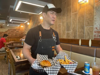 【Carl OG3 Burger Shop】日系人のカール氏は幼いころから志村けんの大ファン。だから、キッチン以外ではいつも陽気にふざけてます・笑。