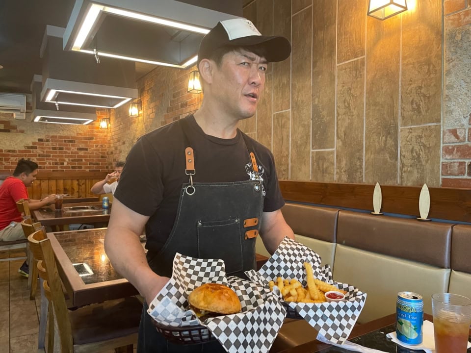 【Carl OG3 Burger Shop】日系人のカール氏は幼いころから志村けんの大ファン。だから、キッチン以外ではいつも陽気にふざけてます・笑。