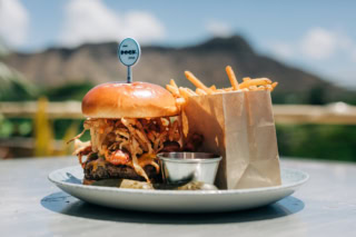 【Deck.】クリスピーオニオン入りのハイタワーバーガー。フレンチフライもクリスピーです。Deck. Burgerは25ドル。