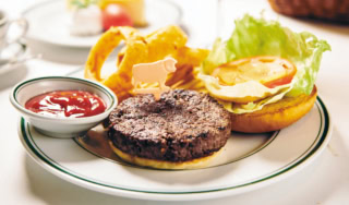 【Wolfgang's Steakhouse Waikiki】ジュワッと肉汁がしたたります。Wolfgang’s Steakhouse Classic Burgerは21.95ドル。チーズ、アボカド、ベーコンのトッピングは各2.00ドル追加です。