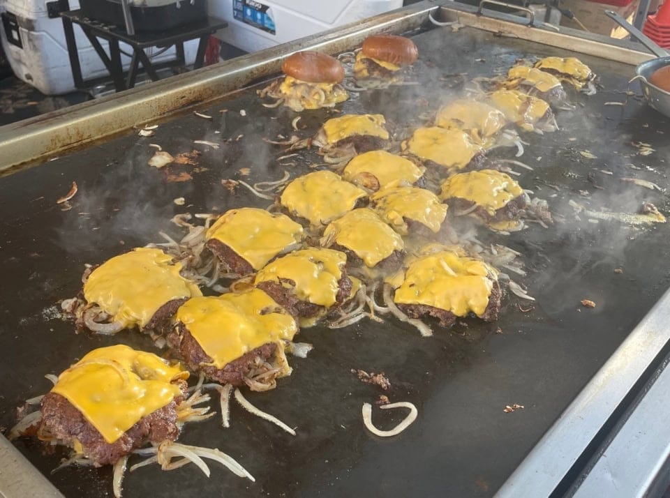【JOJA SMASH BURGER】完成間近の図。先ほどのをひっくり返すとオニオンスライスが鉄板面になるので、オニオンもこんがり焼けるのです。