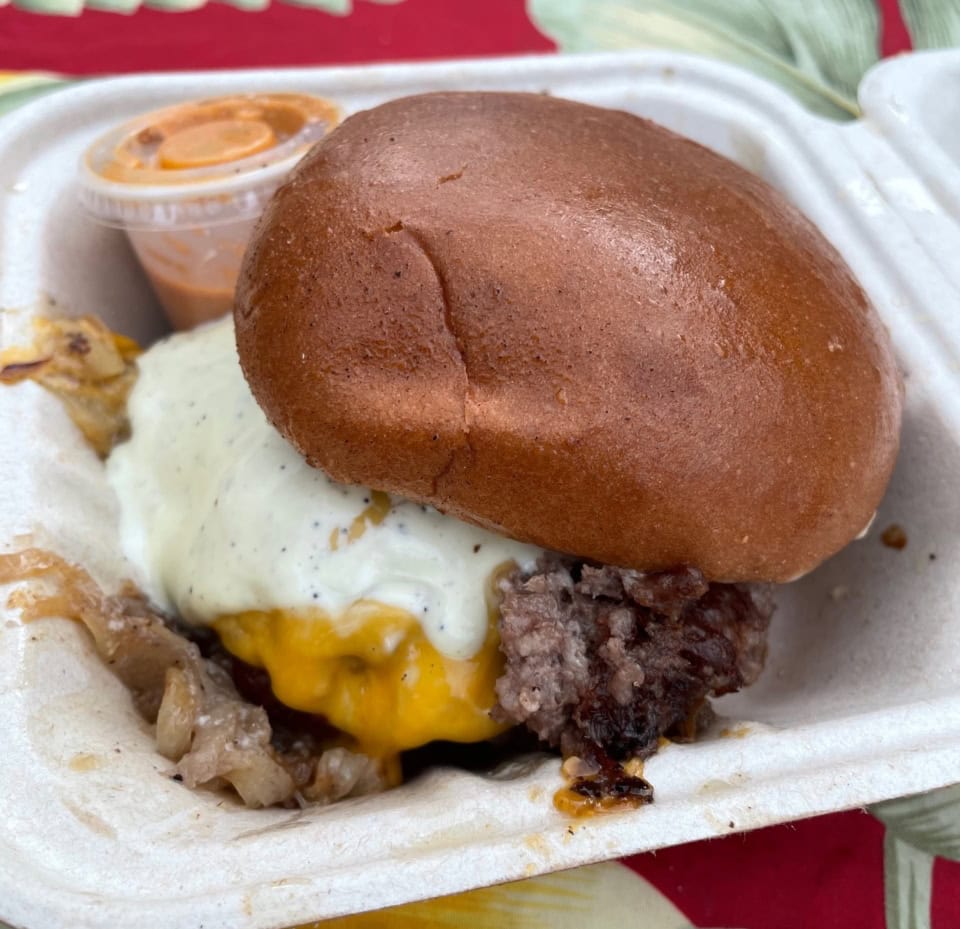 【JOJA SMASH BURGER】はみ出る大きなパティは2枚！ チーズも2枚！ 左上のちょいピリ辛ソースをつけても美味しいです。OKLAHOMA TRUFFLE SMASH BURGERは18ドル。