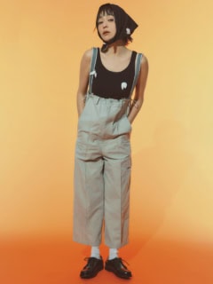 パンツ¥35,200（エフシーイー®／エフシーイーフラッグシップストアトウキョウ）、タンクトップ¥27,500、頭に巻いたスカーフ¥20,900（共にラインヴァンド／ラインヴァンド カスタマーサポート）、ソックス¥2,640（ホイサム）、シューズ¥53,900（セバゴ／トヨダトレーディング プレスルーム）