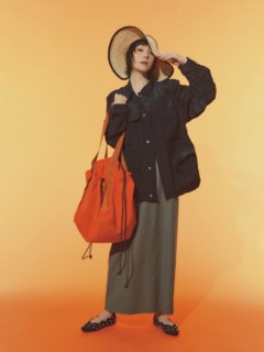 ジャケット¥59,400（パストルノヴァ）、バッグ¥9,790（ユニバーサルオーバーオール／ロングス）、ドレス¥52,800（ベイジ,／オンワード樫山 お客様相談室）、サンバイザー¥25,300（カタルツィ 1910／ロンハーマン）、シューズ¥19,800（オッフェン／オッフェン ザ ハウス 代官山店）