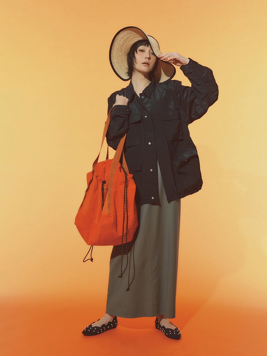 ジャケット¥59,400（パストルノヴァ）、バッグ¥9,790（ユニバーサルオーバーオール／ロングス）、ドレス¥52,800（ベイジ,／オンワード樫山 お客様相談室）、サンバイザー¥25,300（カタルツィ 1910／ロンハーマン）、シューズ¥19,800（オッフェン／オッフェン ザ ハウス 代官山店）