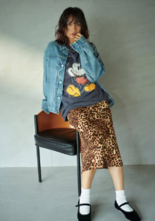 デニムジャケット¥59,180、レオパード柄スカート¥28,380、ボールチェーンネックレス¥58,300、ソックス※3足セットで¥6,930、シューズ¥29,480 （全てオブラダ／シンチ）、古着のTシャツはスタイリスト私物