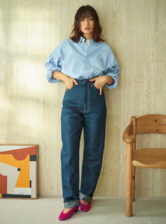 Tシャツ¥7,700、デニムパンツ¥31,900、パールネックレス¥30,800（全てオブラダ）、シューズ¥71,500（アディガエタ／全てシンチ）、古着のシャツはスタイリスト私物