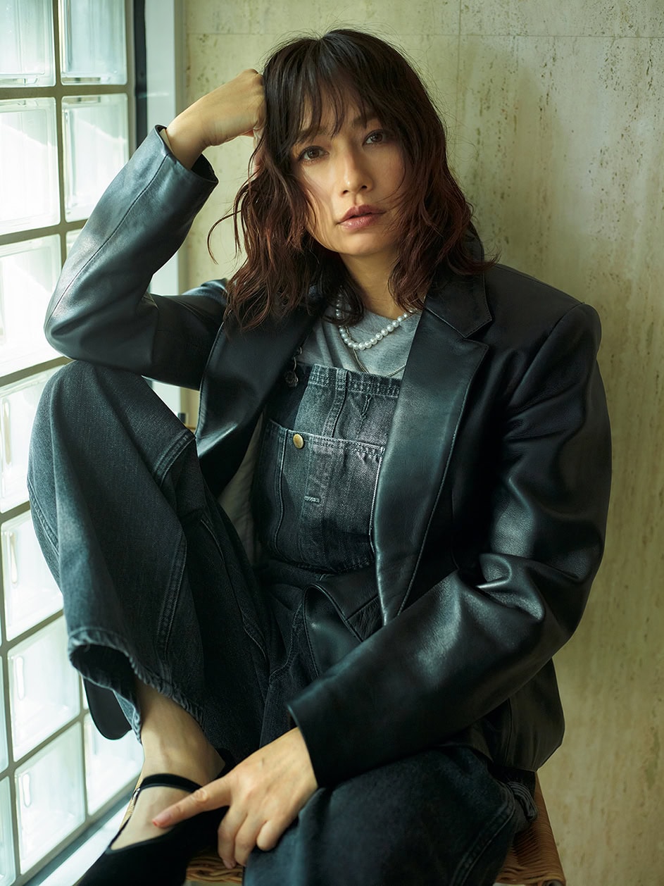 レザージャケット ¥140,800、中に着たカットソー¥12,100、オーバーオール¥63,800、パールネックレス¥30,800、シルバーチェーンネックレス¥26,180、シューズ¥29,480（全てオブラダ／シンチ）