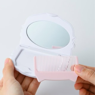 手のひらにおさまるコンパクトサイズで、持ち歩きにもぴったり。猫耳デザインのコーム付きで、外でもサッと可愛くお直しOK♡