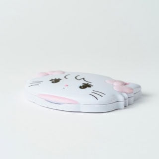 ふっくらとした立体的なリボンとお鼻、そしてつやっとしたフェイスデザインがチャームポイント。ポーチの中にあるだけで、気分も高まります。