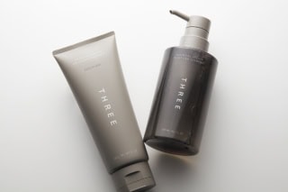 右から：エッセンシャルセンツ ピュリファイング シャンプー 300mL ¥4,180、同 ボリューマイザー トリートメント 190g ¥4,400（共にTHREE）