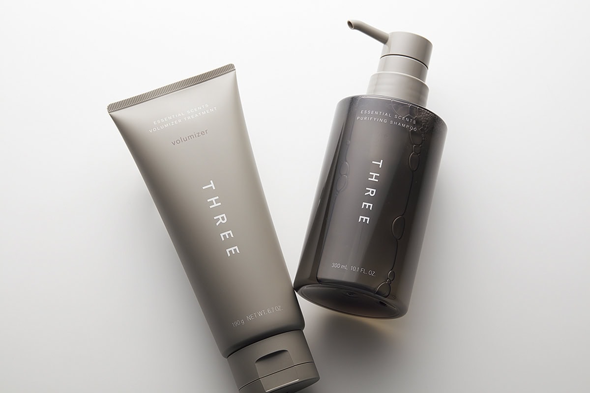 右から：エッセンシャルセンツ ピュリファイング シャンプー 300mL ¥4,180、同 ボリューマイザー トリートメント 190g ¥4,400（共にTHREE）