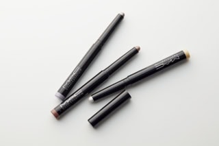 右から：ダズルシャドウ アイシャドウ スティック ゴールドスタッド、サブリミナルスパーク、ハク ヘイズ 各¥3,740（全てM・A・C）