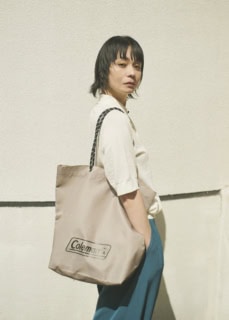 ポロニット¥39,600（ウメダ／ウメダニット）、パンツ¥37,400（ヨーク／エンケル）、リング¥16,500（フォークバイエヌ／UTS PR）