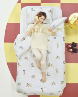 ©︎Disney Mickey プリントピローケース＆掛け布団カバーセット［シングル用］¥14,960、ルームシューズ ¥5,280