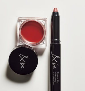 右から：細部まで描けるクレヨンタイプ。品のいいツヤと発色が続くロングラスティング。&be クレヨンリップ ピンクブラウン ¥1980、内側から血色が滲み出るような透け質感。同 クリームチーク ラディーレッド ¥1,650（共にClue）