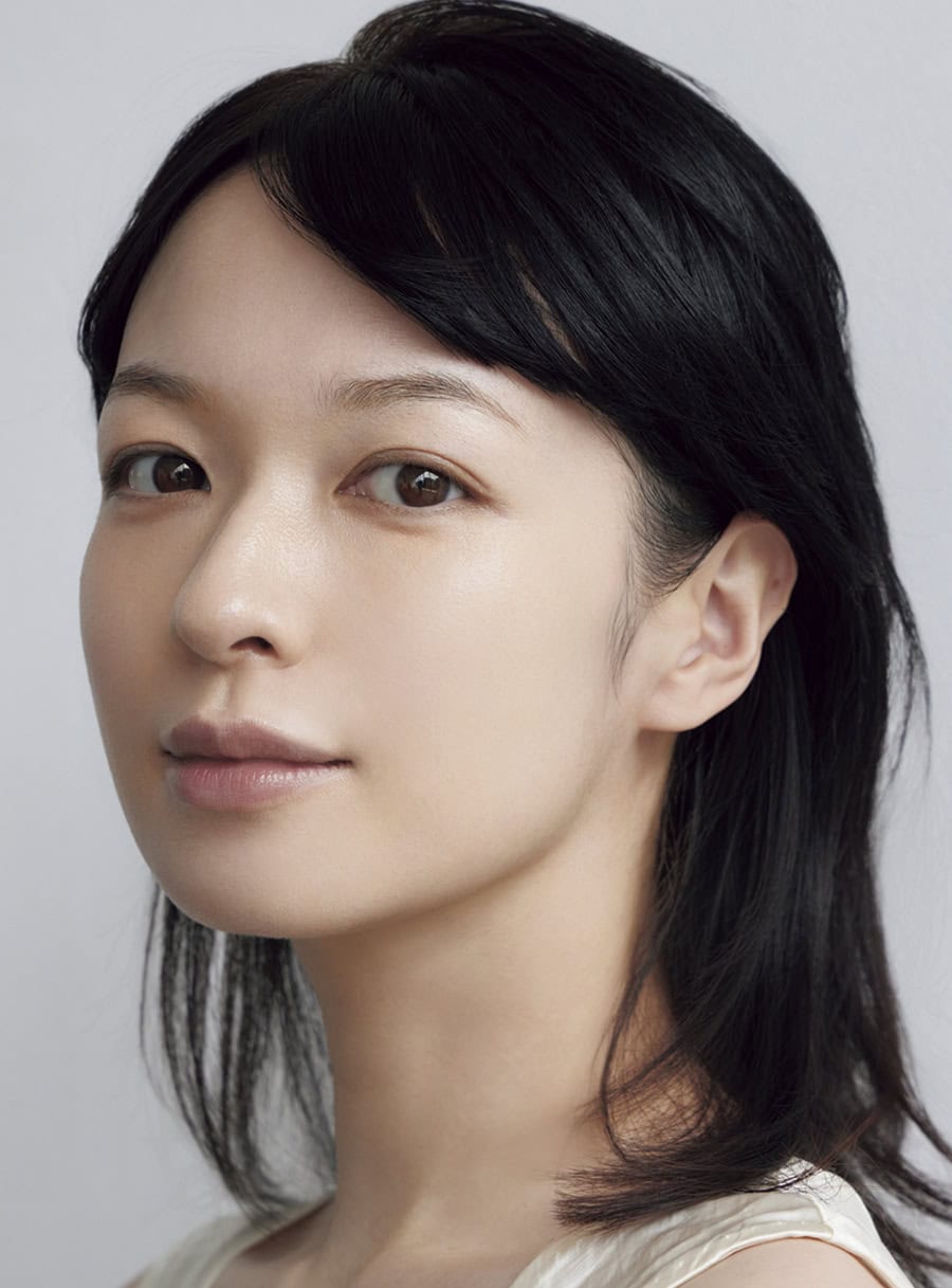【STEP 1】「肌作りの鍵はコンシーラー。くすみのカバーも立体感の演出も、ナチュラルに仕上げるためにコンシーラーは不可欠。鼻の側面に入れればキュッと高く見え、気になるクマや老け見えさせる下がった口角をカモフラージュできる。ここで大切なのが、コンシーラーは肌上でなじませず、そのままファンデーションを重ねること。肌色を均一に、且つ必要な補正を自然に叶えます」