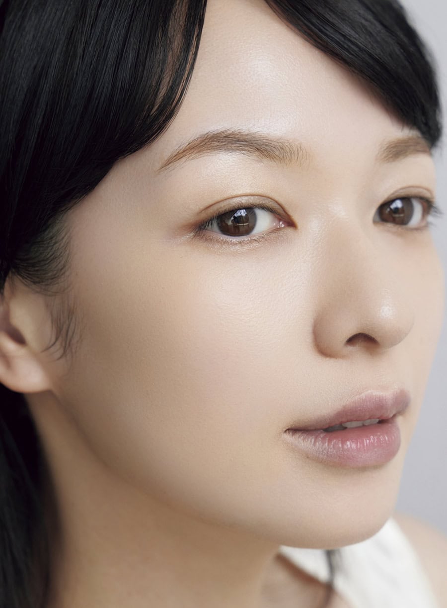 【STEP 2】「クマをコンシーラーでカバーすると、フラットになるかわりに目が小さく見えてしまうことが。意外かもしれないけれど、大人こそメイクで涙袋を作るのが実は大切です。涙袋といってもラメで輝かせるのではなく、ベージュで影を作るイメージ。陰影はもちろん、中顔面を短縮して見せる嬉しい効果も。まぶたのくすみはゴールドのパールでフレッシュに整えて」