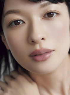 【STEP 3】「今まで数多くの女優さんをメイクしてきて、美人の唇はみんなこの形だった！  上唇の山をM字に取り、下唇は中央だけをオーバーに。すると自然とふっくら魅力的に見えるから不思議。肌に透明感を出すためにもチークは必要だけれど、頰骨の高い位置には絶対に入れないこと。頰が前に押し出されて、ほうれい線が余計に目立ってしまうからご注意を」