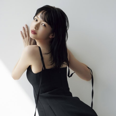 大人が夏の色香をまとうなら「くすみ赤リップ」が正解。マットよりツヤを選んで【河北メイク2025】
