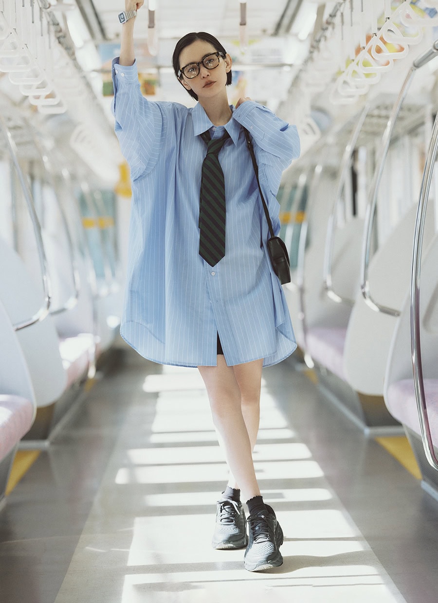 ホカ®もスケッチャーズも！40代のスニーカー、結局使えるのは【オールブラックの厚底】タイプです