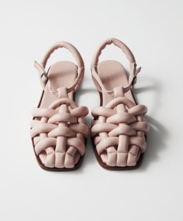 ［ヒール0.9㎝］¥74,800（へリュー／へリュージャパン オフィシャルオンラインストア）