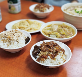 台湾についたらまず行くべし！ と熱烈にド頭に紹介されているのが「黃記魯肉飯（ホァンジールーロウファン）です。ミシュランガイドのビブグルマンにも選ばれてさらに人気だそうです。わかる、ここ美味しいですよね～！