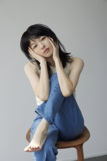 トップス¥44,000（コラム）、パンツ¥28,600（ネイル／共にエストネーション）