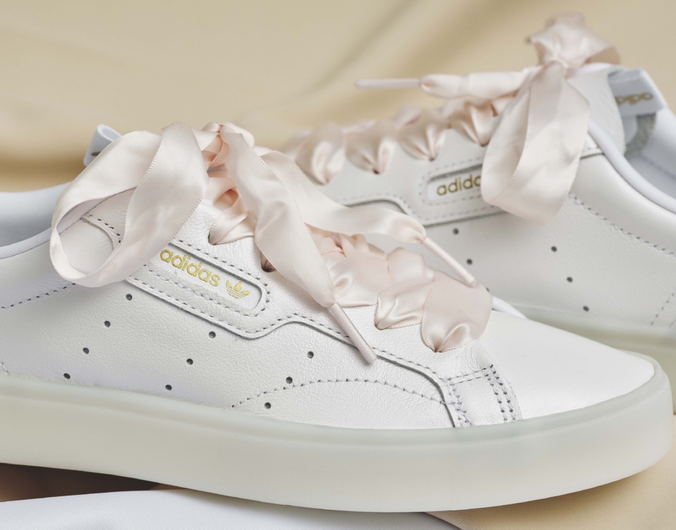 【ABCマートで見つけた】シューレースがリボンに!旬のバレエコアをアピールできる【adidas Originals】の「SLEEK」は大人に激推し!