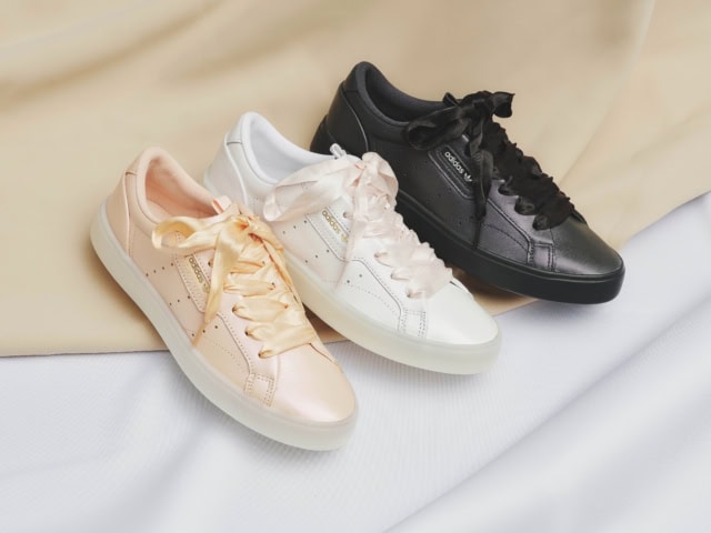 【ABCマートで見つけた】シューレースがリボンに！旬のバレエコアをアピールできる【adidas Originals】の「SLEEK」は大人に激推し！