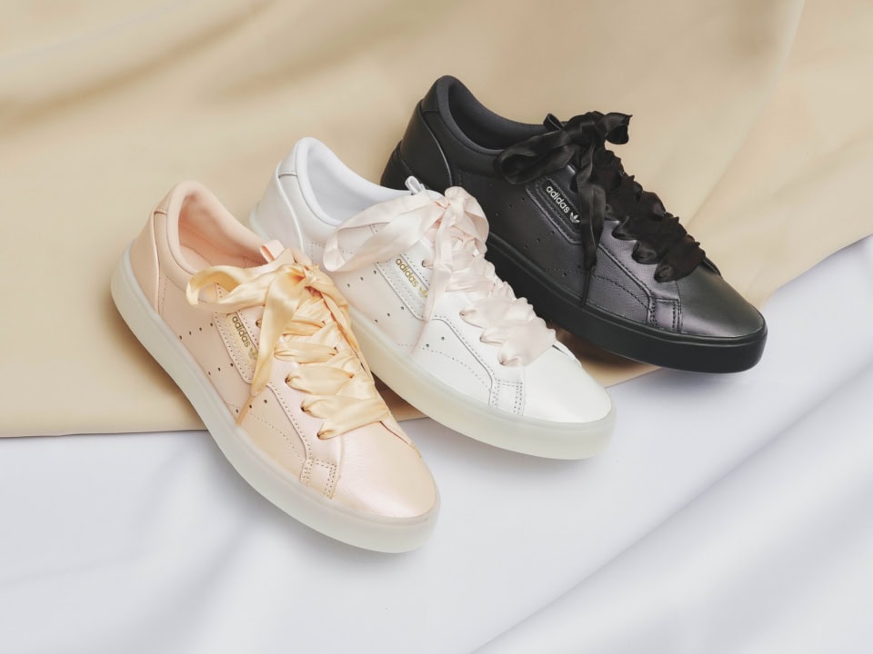 【ABCマートで見つけた】シューレースがリボンに!旬のバレエコアをアピールできる【adidas Originals】の「SLEEK」は大人に激推し!