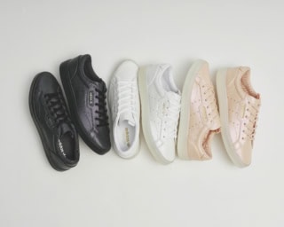 カラーはブラック・ピンク・ホワイトの3色展開。「SLEEK」各￥11,550（アディダス オリジナルス）