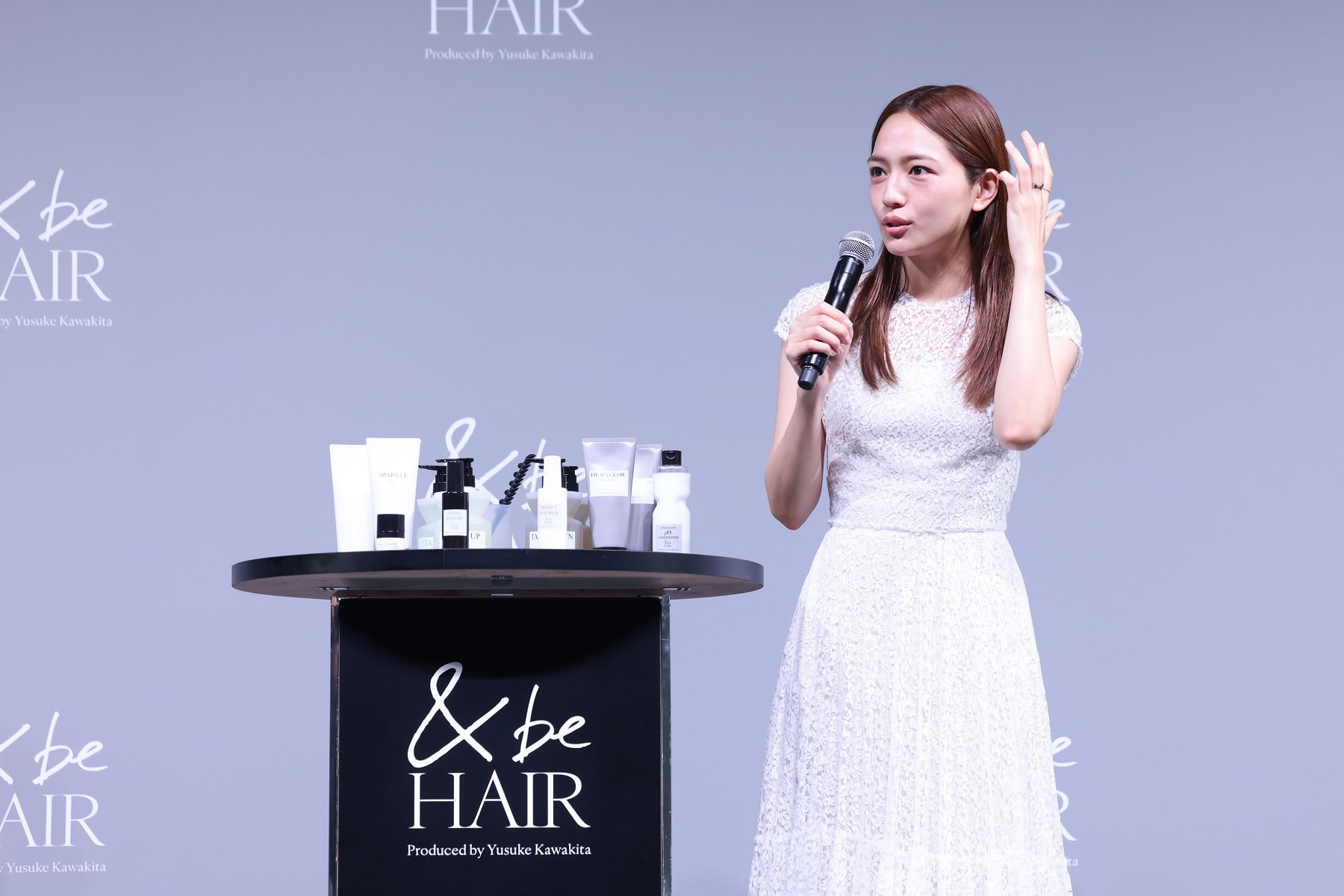 アンドビーヘア（&be HAIR）のブランドミューズ就任発表会に登壇した川口春奈さん。