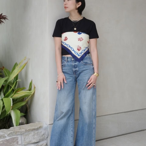 【40代スナップ】Tシャツに 「ヴィンテージスカーフ」をビスチェ使いはマネしたい！｜吉岡玲美さん
