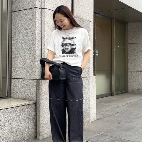 【40代スナップ】大人の「プリントT」コーデのお手本！モノトーンと太デニムが正解｜髙㟢里美さん
