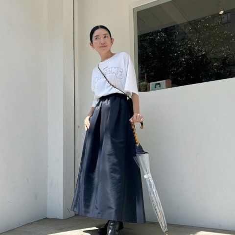 【40代スナップ】雨の日も「カジュアルすぎないロゴT」と撥水スカートでエレガントに｜中山彩子さん