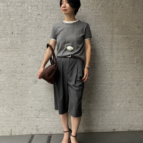 【40代スナップ】お仕事スタイルにイイ！ Tシャツは重ね着で「きちんと感」を演出｜明石佳代子さん
