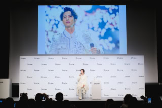 『TOMOHISA YAMASHITA ARENA TOUR 2023 -Sweet Vision-』でのヘアスタイルについて話す山下智久さん。
