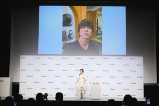 前髪をおろしたスタイルについて話す山下智久さん。