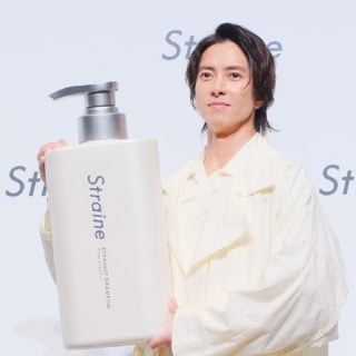 ストレインのビッグボトルを持つ山下さん。