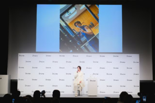 トレーニング中の写真について話す山下智久さん。
